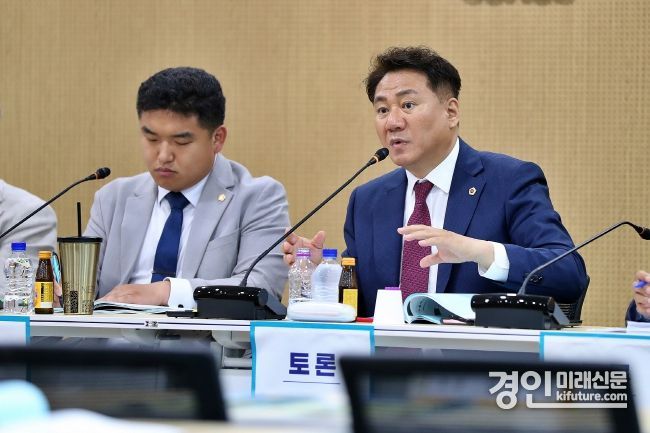 경기도의회 오준환 의원이 의왕시 마을버스 운수종사자 처우개선에 대해 토론하고 있다. <사진=경기도의회>