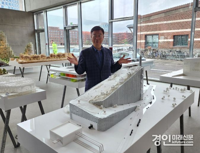신상진 성남시장이 아마게르 바케를 설계한 비야르케 잉엘스 그룹(BIG)을 방문해 기념촬영을 하고 있다. <사진=성남시>