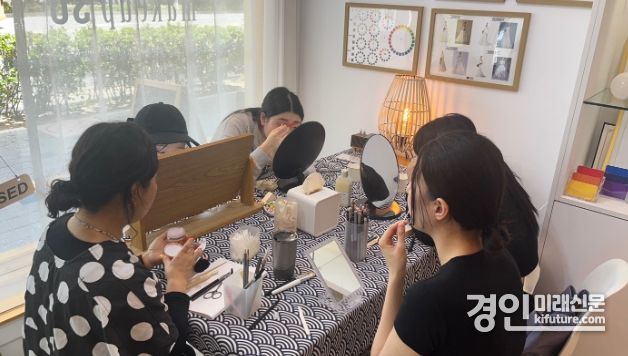 미추홀구학교밖청소년지원센터가 ‘메이크업 프로그램’을 진행하고 있다 .<사진=미추홀구>
