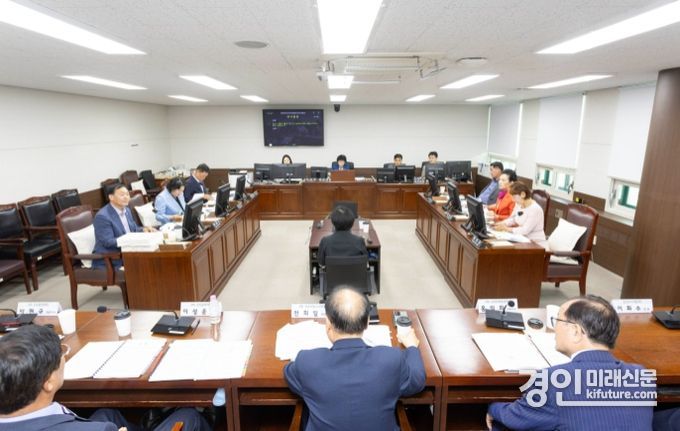 안산시의회 '안산시 출자·출연기관 인사실태에 관한 행정사무조사 특별위원회’가 지난달 31일 의회 제2상임위원회 회의실에서 제3차 회의를 개최하고 있다 <사진=안산시의회>