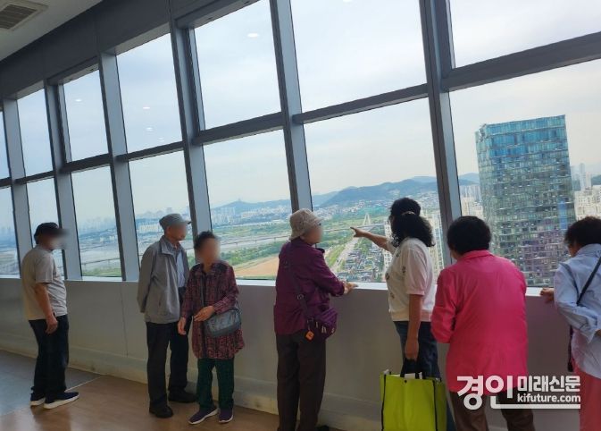 인천 남동구 치매환자쉼터가 어르신 봄나들이를 진행하고 있다. <사진=남동구>