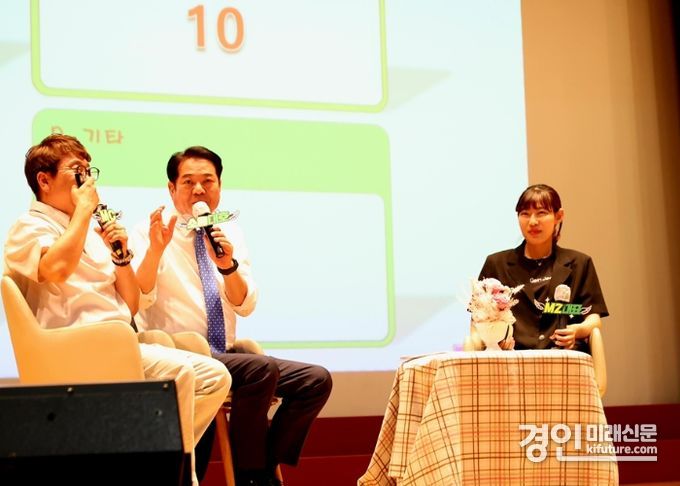최대호 안양시장(가운데)이 3일 안양시청 강당에서 열린 '청렴소통 콘서트'에서 직원들과 이야기를 나누고 있다. <사진=안양시>