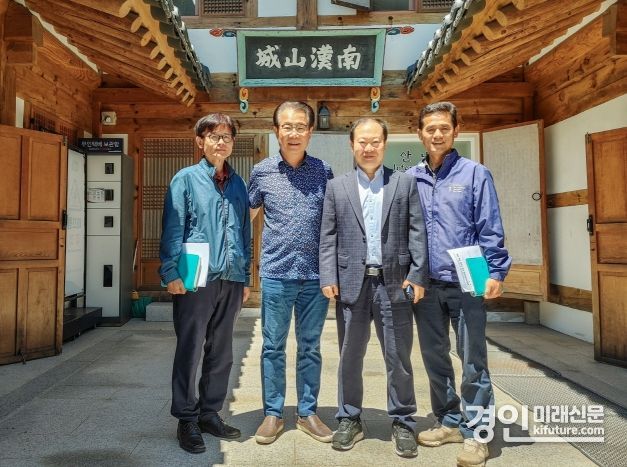 유영두 경기도의원이 남한산성도립공원 관계자들과 기념촬영을 하고 있다. <사진=경기도의회>
