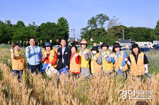 전진선 양평군수(왼쪽 2번째)가 ‘제2회 양평 밀 축제’ 손님 맞이 대청소를 실시하고 관계자들과 기념촬영을 하고 있다. <사진=양평군>