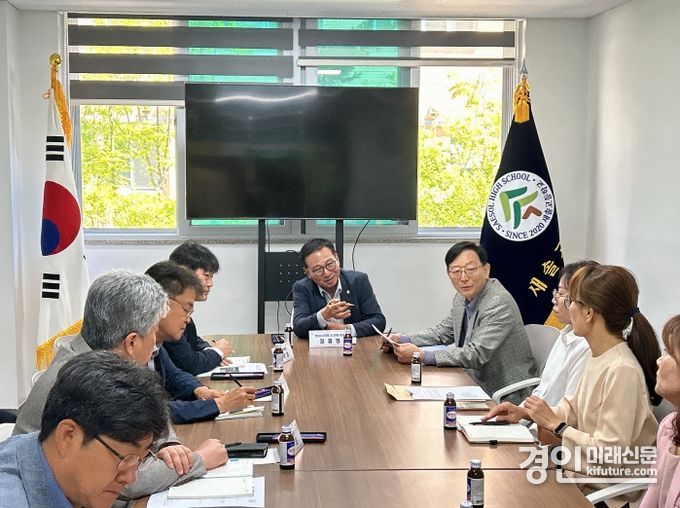 화성시의회 도시건설위원회 정흥범 위원장(가운데)이 새솔고등학교에서 관계자들과 간담회를 갖고 있다. <사진=화성시의회>