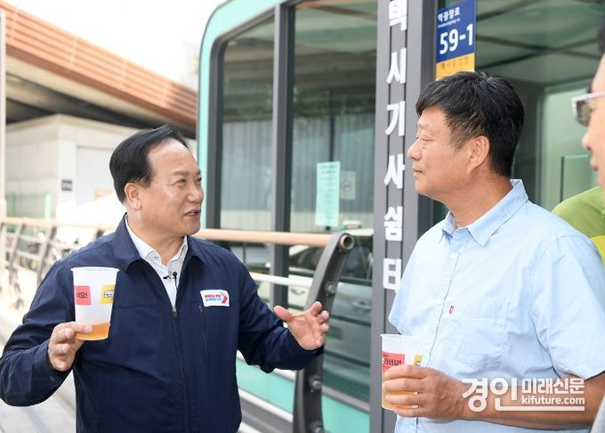 이권재 오산시장(왼쪽)이 택시 운수종사자와 얘기를 나누고 있다 .<사진=오산시>