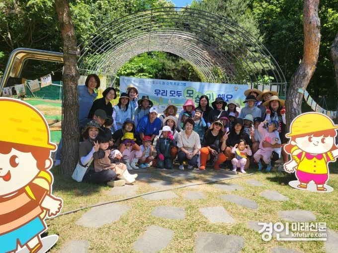 화성시가 ‘논 산책, 텃밭여행 프로그램’을 실시하고 기념촬영을 하고 있다. <사진=화성시>