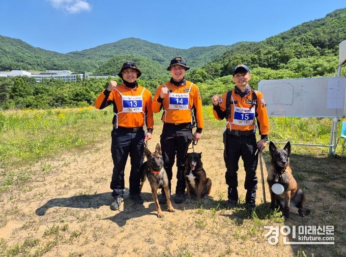 경기도소방재난본부 북부특수대응단(좌측부터 장택용-남풍 김기상-전진 오문경-태공)이 기념촬영을 하고 있다. <사진=경기도>