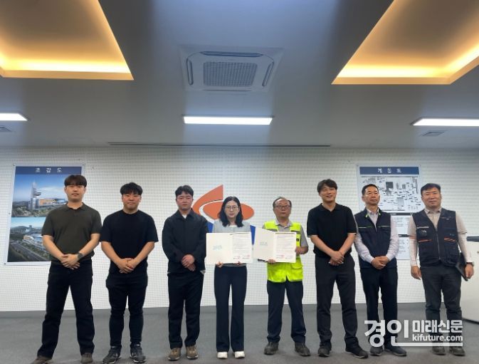 시흥도시공사가 한국산업안전보건지도사협회와 업무협약(MOU)을 체결하고 기념촬영을 하고 있다 .<사진=시흥도시공사>