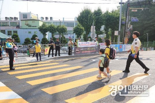 인천 미추홀구가 용정초등학교에서 '안전한 등하굣길' 교통안전 캠페인을 펼치고 있다. <사진=미추홀구>
