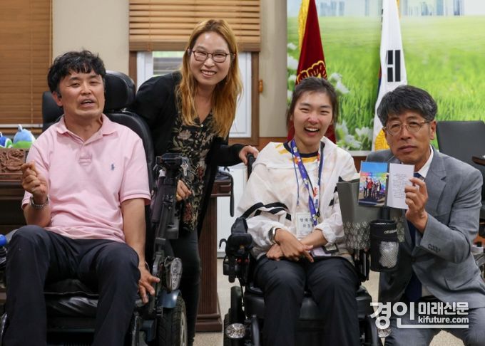 평택시의회 유승영 의장(오른쪽)이 경기도뇌병변장애인인권협회 평택지회 관계자들과 만남을 갖고 있다. <사진=평택시의회>