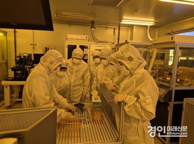 경기도의회 의원들이 반도체 공정을 둘러보고 체험을 하고 있다. <사진=경기도의회>