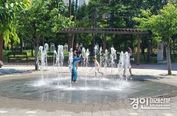 인천 미추홀구시설관리공단이 주민 휴식 공간 수경시설을 가동하고 있다. <사진=미추홀구>