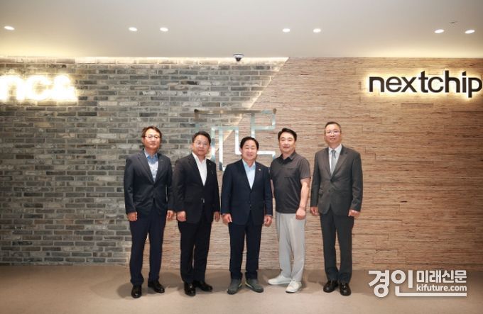 주광먹 남양주시장(가운데)이 넥스트칩을 방문해 관계자들과 기념촬영을 하고 있다. <사진=남양주시>
