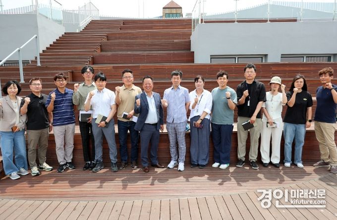 시흥시의회 '오이도 관광특화를 통한 지역경제 활성화 연구회'가 현장 답사를 진행한 가운데 기념촬영을 하고 있다. <사진=시흥시의회>