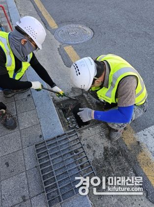 안성시시설관리공단 관계자들이 환경사업부 장마대비 침수로 정비작업을 실시하고 있다. <사진=안성시>