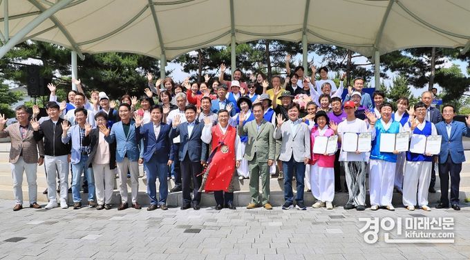 평택시가 2024년 소사벌 단오제 행사에서 기념촬영을 하고 있다. <사진=평택시>