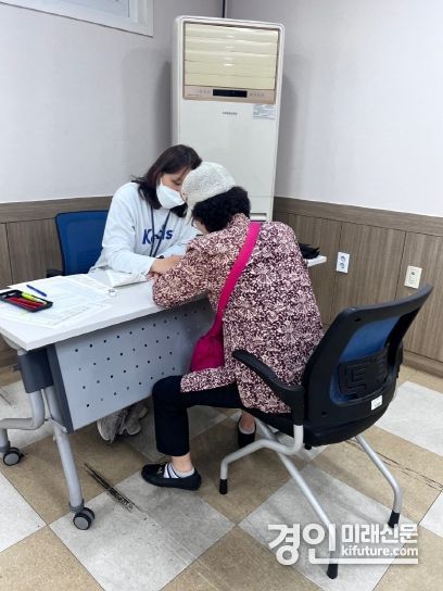 인천 남동구 관계자가 스마트 어플 두뇌 운동 치매 예방 교실을 운영하고 있다. <사진=남동구>