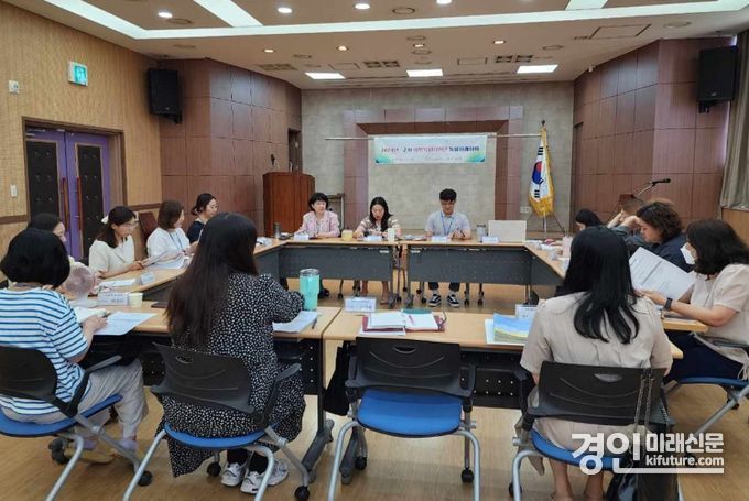 인천 미추홀구가 중복장애 아동을 둔 한부모 세대 지원을 위한 민관 통합사례회의를 실시하고 있다. <사진=미추홀구>