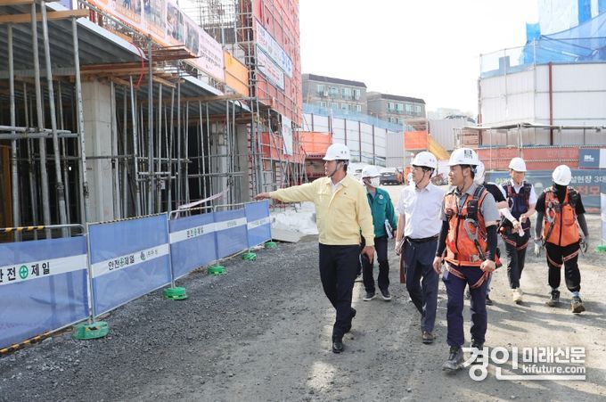이영훈 미추홀구청장이 건설현장 안전점검을 실시하고 있다. <사진=미추홀구>