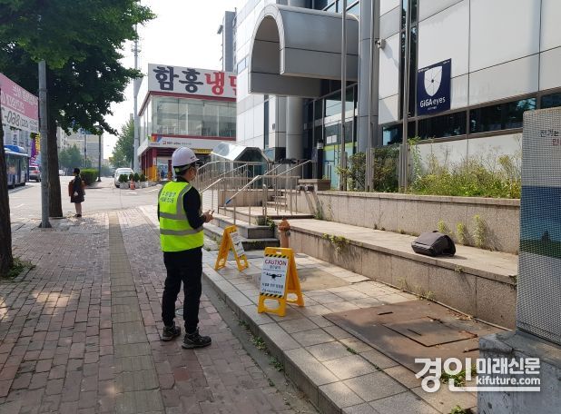 인천 미추홀구 관계자가 풍수해 대비 옥외광고물 안전 점검을 실시하고 있다. <사진=미추홀구>