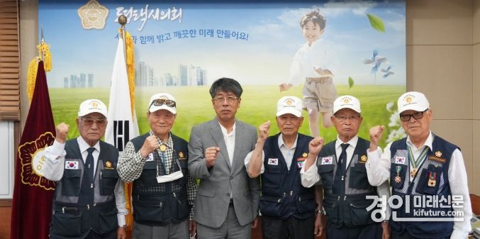 평택시의회 유승영 의장이 대한민국 6·25참전유공자회 평택시지회와 간담회를 갖고 기념촬영을 하고 있다. <사진=평택시의회>
