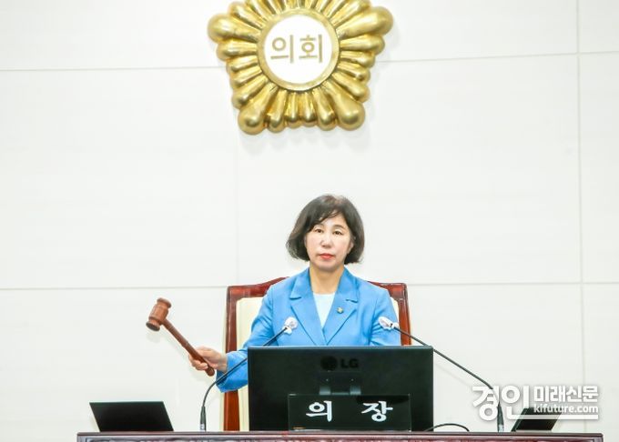 김경희 화성시의회 의장이 제232회 제1차 정례회 제1차 본회의 개회를 선언하고 있다. <사진-화성시의회>