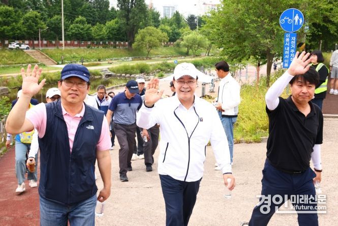 김성제 의왕시장(가운데)이 6월 ‘두발로 Day’에서 시민들과 함께하고 있다. <사진=의왕시>