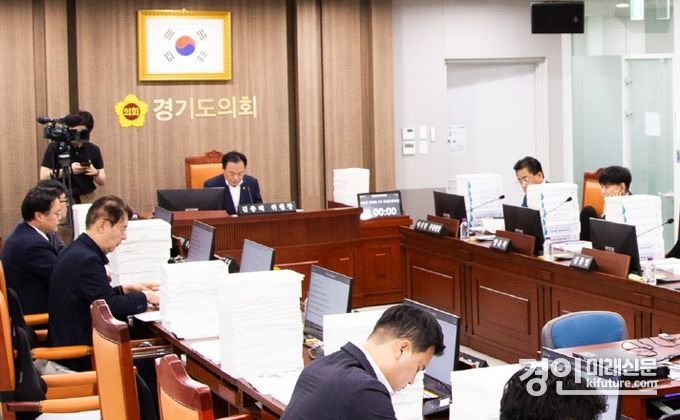 경기도의회 건설교통위원회가 교통국.철도물류항만국 결산 심사를 진행하고 있다. <사진=경기도의회>