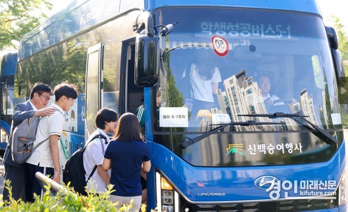 도성훈 인천광역시교육감(왼쪽)이 '인천학생성공버스'를 타고 학생들과 등교길을 함께하고 있다. <사진=인천시교육청>