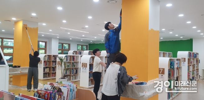 군포시산본도서관 관계자들이 생동감 있는 도서관으로 변신 시키고 있다 .<사진=군포시>