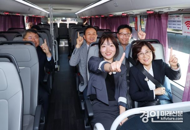 안성시 관계자들이 서울행 광역버스 1주년을 맞아 기념촬영을 하고 있다. <사진=안성시> 