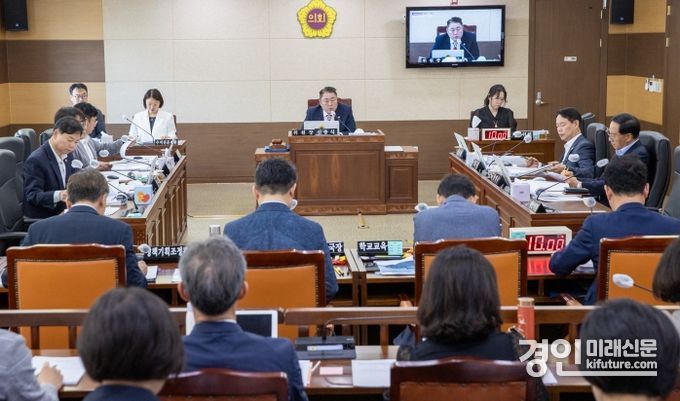 인천시의회 교육위원회가 상임위원회를 개최하고 있다 .<사진=인천시의회>