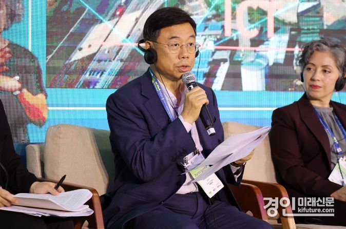 신 시장은 19일(현지시간) 브라질 상파울루에서 열린 이클레이 총회의 ‘도시 녹지화 자연과 생물다양성 보전을 위한 협력과 해법’ 세션 중 도시 생물다양성 증진을 위한 혁신 방안 토론에 패널로 참여해 성남시 우수사례를 발표하고 있다. <사진=성남시>