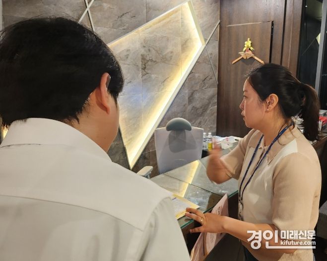 화성시 관계자가 유흥주점 대상 불법행위 방지 합동 점검을 실시하고 있다 .<사진=화성시>