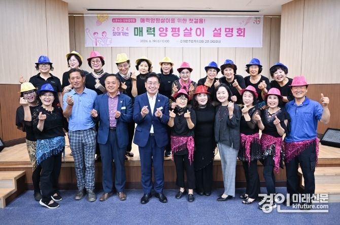전진성 양평군수(왼쪽 4번째)가 동오2리 실버체조 동아리 관계자들과 기념촬영을 하고 있다. <사진=양평군>