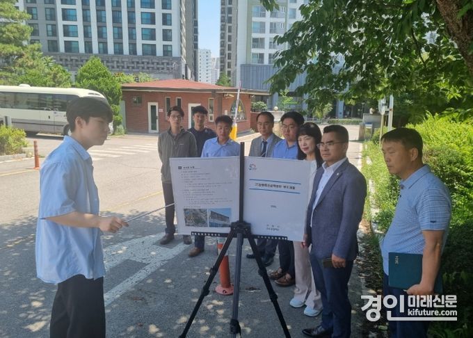 안양시의회 도시건설위원회가 구)농림축산검역본부 관계자에게 관련 설명을 듣고 있다. <사진=안양시의회>